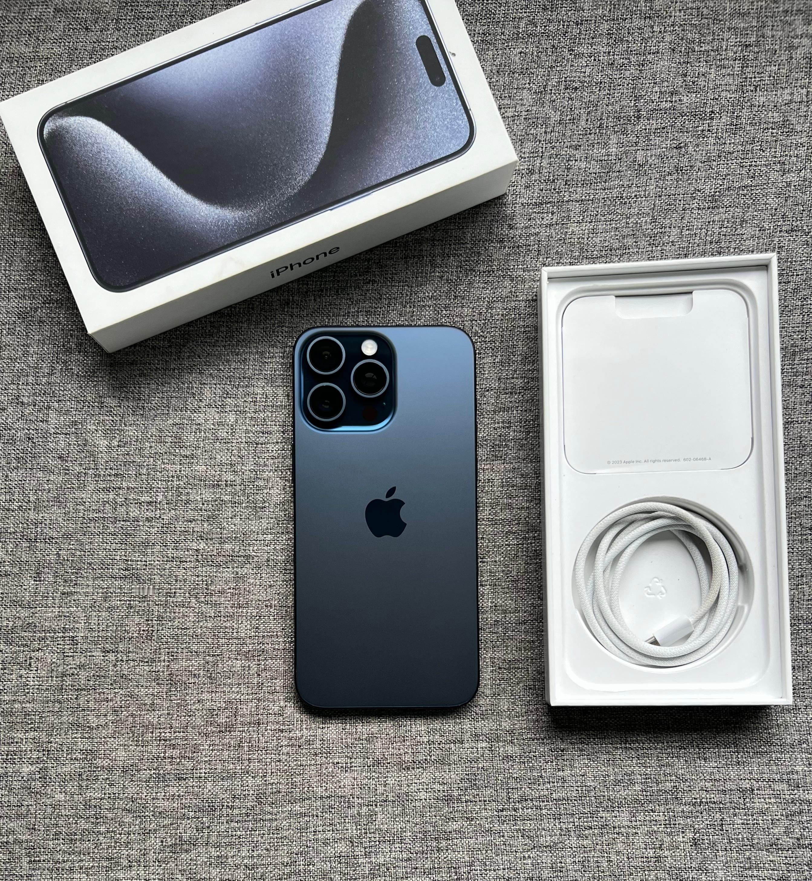 国行iPhone15ProMax256G蓝色，屏幕完美，中框小磕碰掉漆，