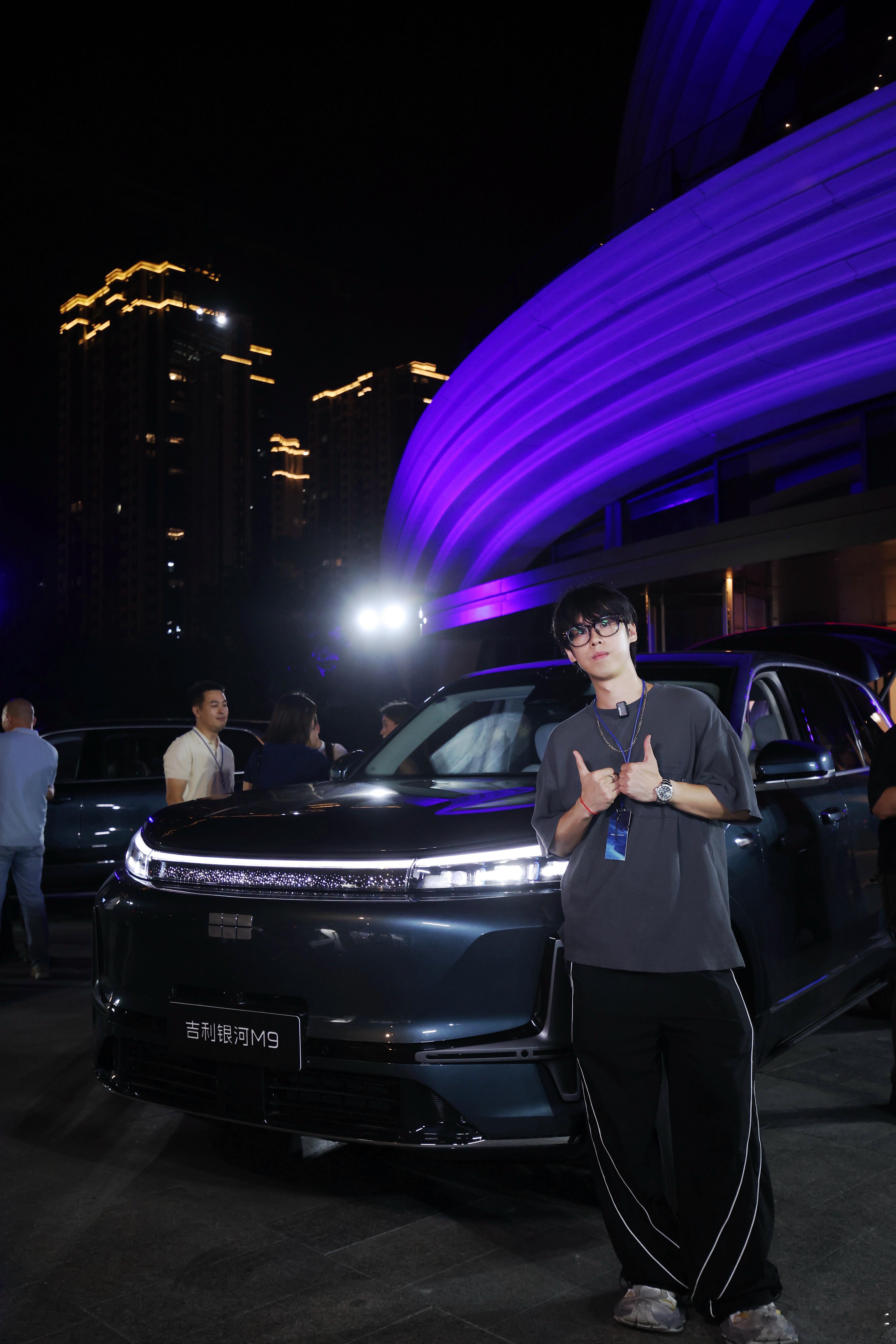 昨晚在现场见证预售价公布银河的9系大车型终于来了24小时预售订单4w台确实很有杀
