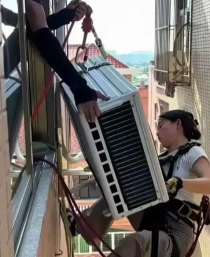 火上人民日报了！广东一男子买了空调，来安装的是一对二十多岁的年轻夫妻。可他万万没
