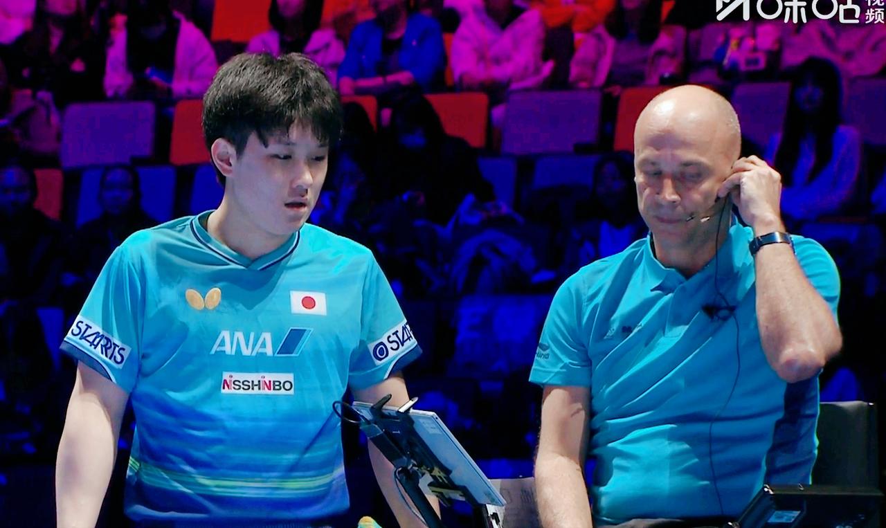 笑死我了！张本智和嗷嗷的叫，把裁判叫烦了。判了他发球回抛，结果张本智和挑战鹰