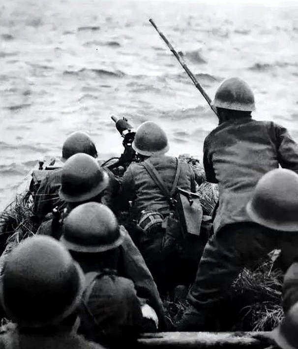 1942年，一位渔夫载着16名日军渡江。突然，他毫无征兆的撤下船桨，朝着江面纵