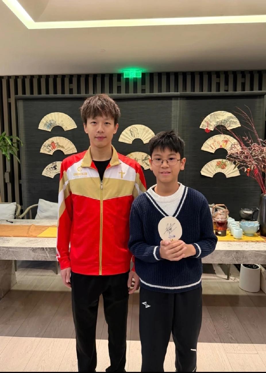 偶遇林高远和小球迷的同框瞬间，小朋友捧着签了名的乒乓球拍，眼睛里都闪着光～这一刻