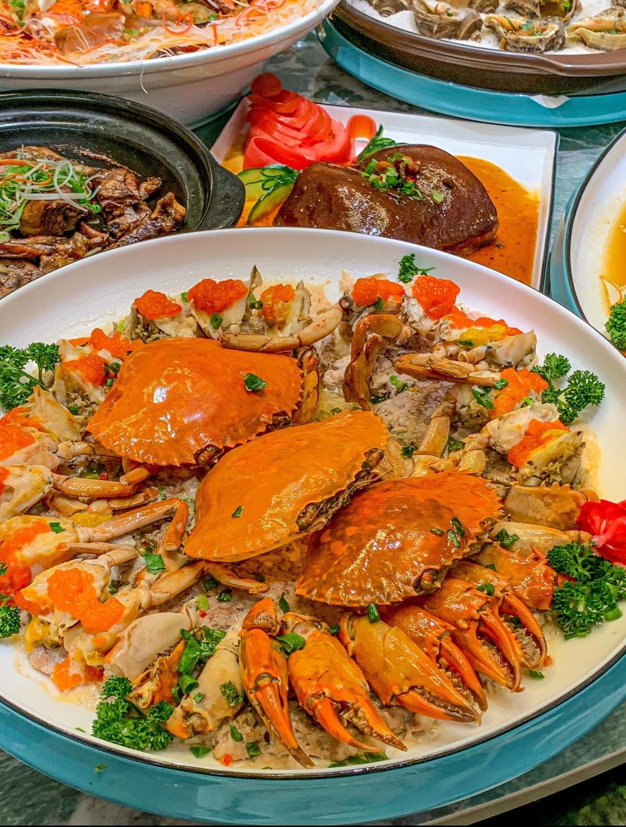 美食分享清蒸帝王蟹蒜蓉蒸波士顿大龙虾蒜蓉盐焗海螺肉沫蒸蟹膏