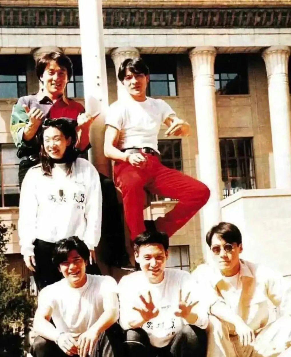 这张老照片：我认出了刘德华、郭富城、张学友、黎明四大天王与笑意粲然的成龙，那位细