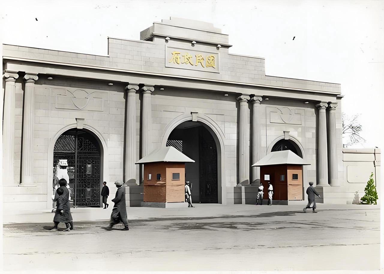 1929年底落成的国民政府大门，建筑为石质结构，风格庄重规整，大门上方的“国民政