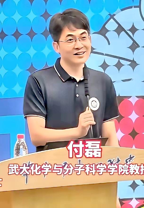靠着老岳父铺路步步高升，老岳父一死原形毕露，这就是凤凰男的本性，真为付磊老婆不值