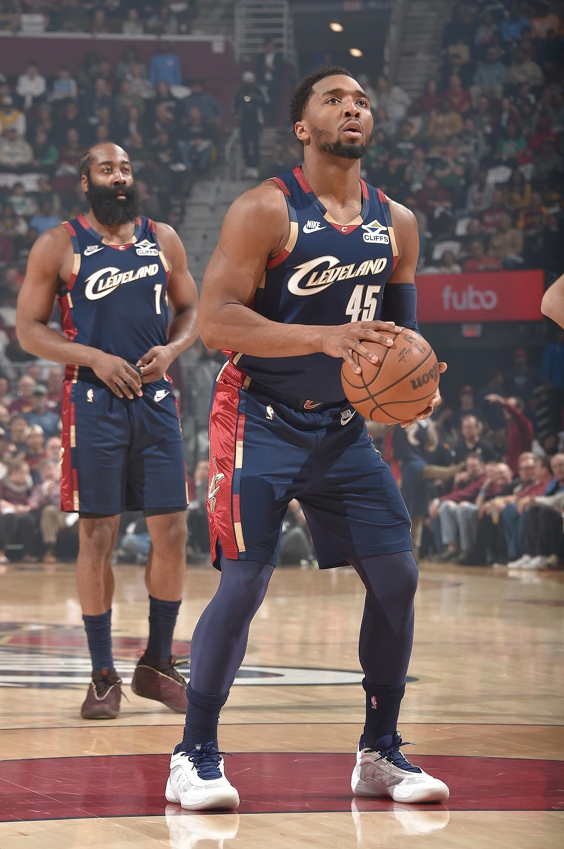 哈登打球的节奏就是这样：投篮机会的出现，经常是在进攻时间只剩5秒时，米切尔或其他