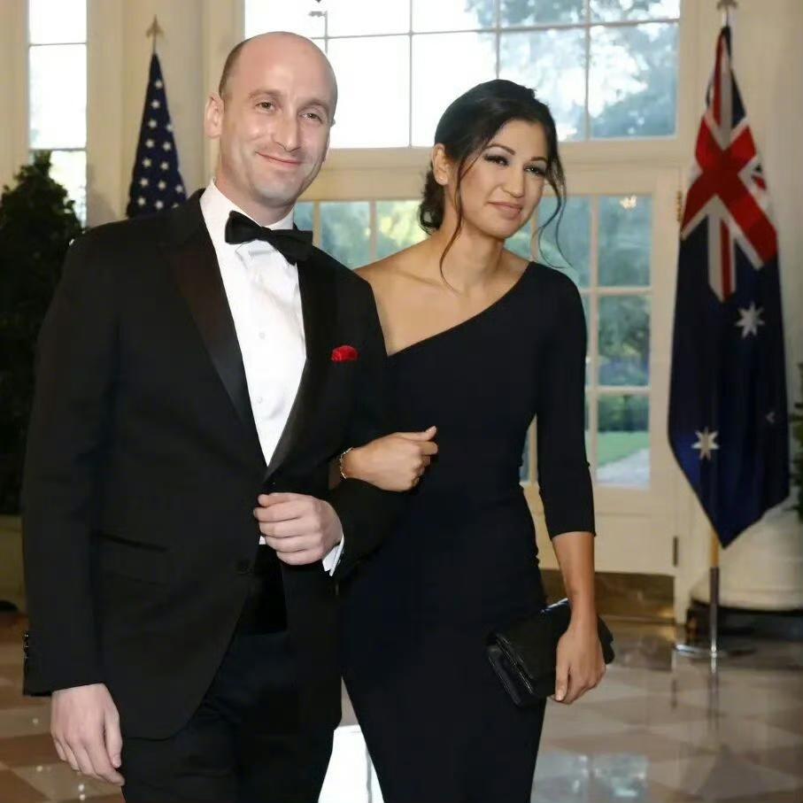 离谱！美网红画旗喊“拿下”格陵兰岛，丹麦大使当场硬刚……白宫高官配偶晒美国