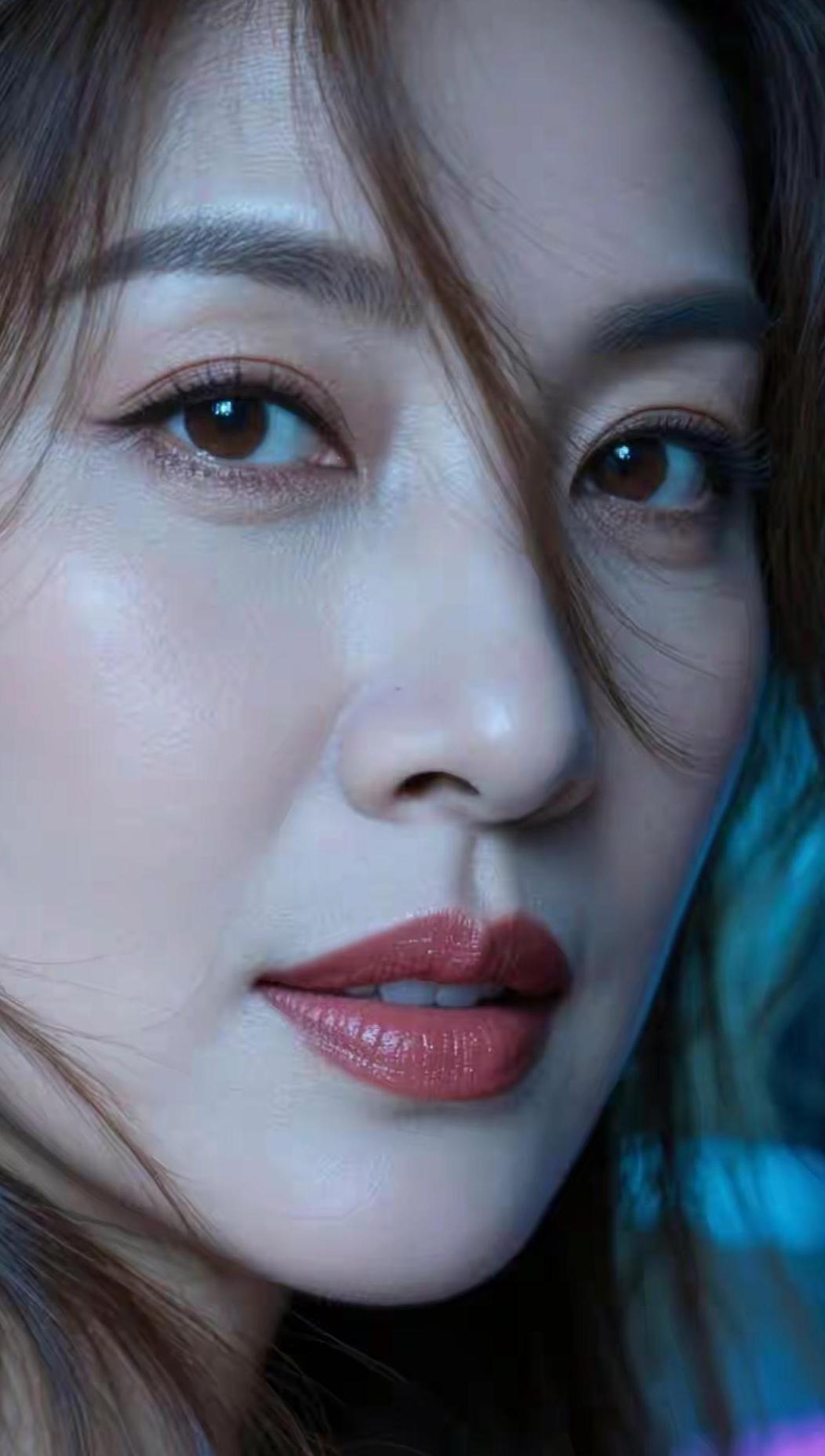 这姑娘眼睛好有神，妆容也很精致。