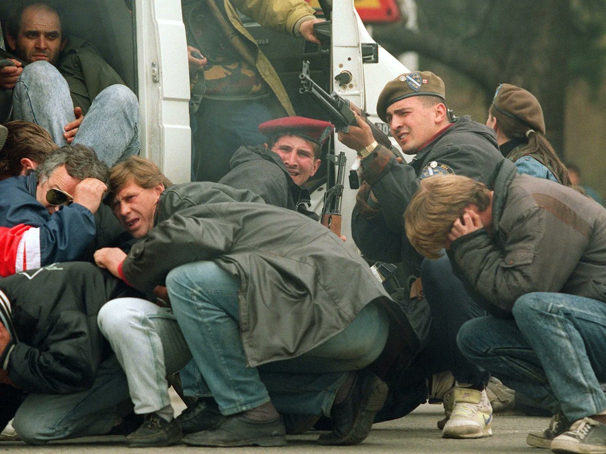 据BBC报道，意大利检察官正在调查一项指控，称上世纪90年代初，一些富有的意