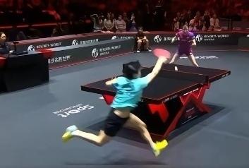 孙颖莎这记飞身爆冲真的惊艳全场！动作舒展又霸气，连日本教练都忍不住起身鼓掌，太涨