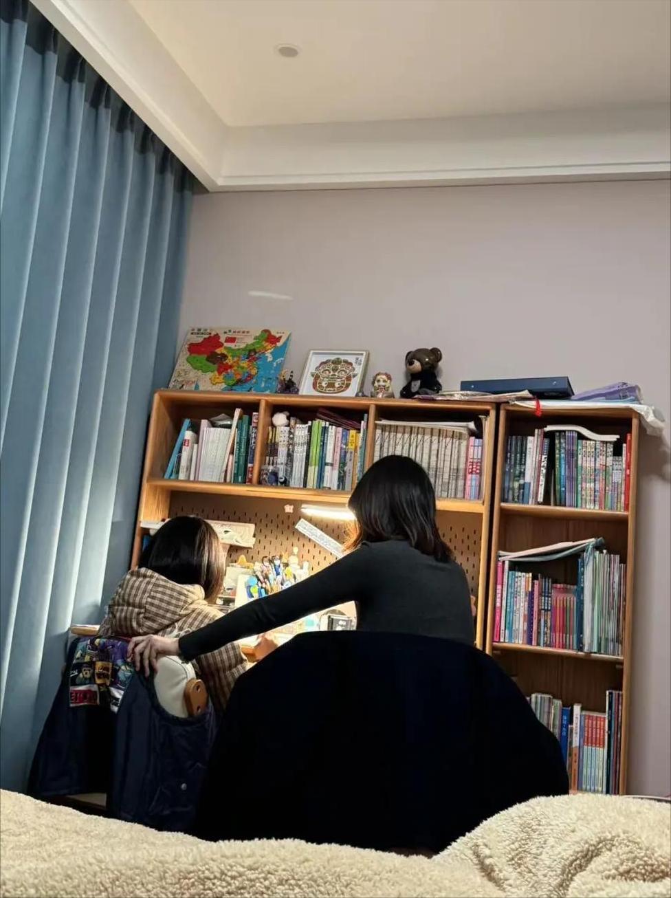 这孩子期中成绩单拿到手，数学八十二，语文八十九点五，英语八十八。卷子难度不小，全