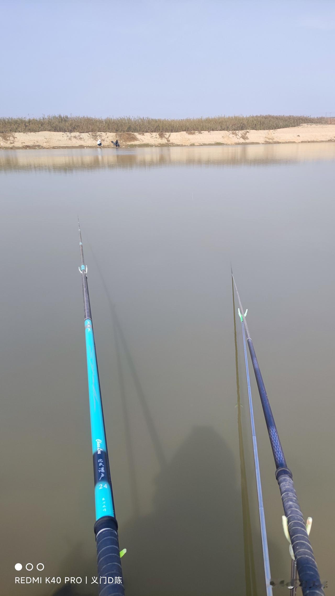 新手实在不建议用双竿或者多竿钓鱼的，这玩意可不是一加一等于二的事，玩不好起的都是
