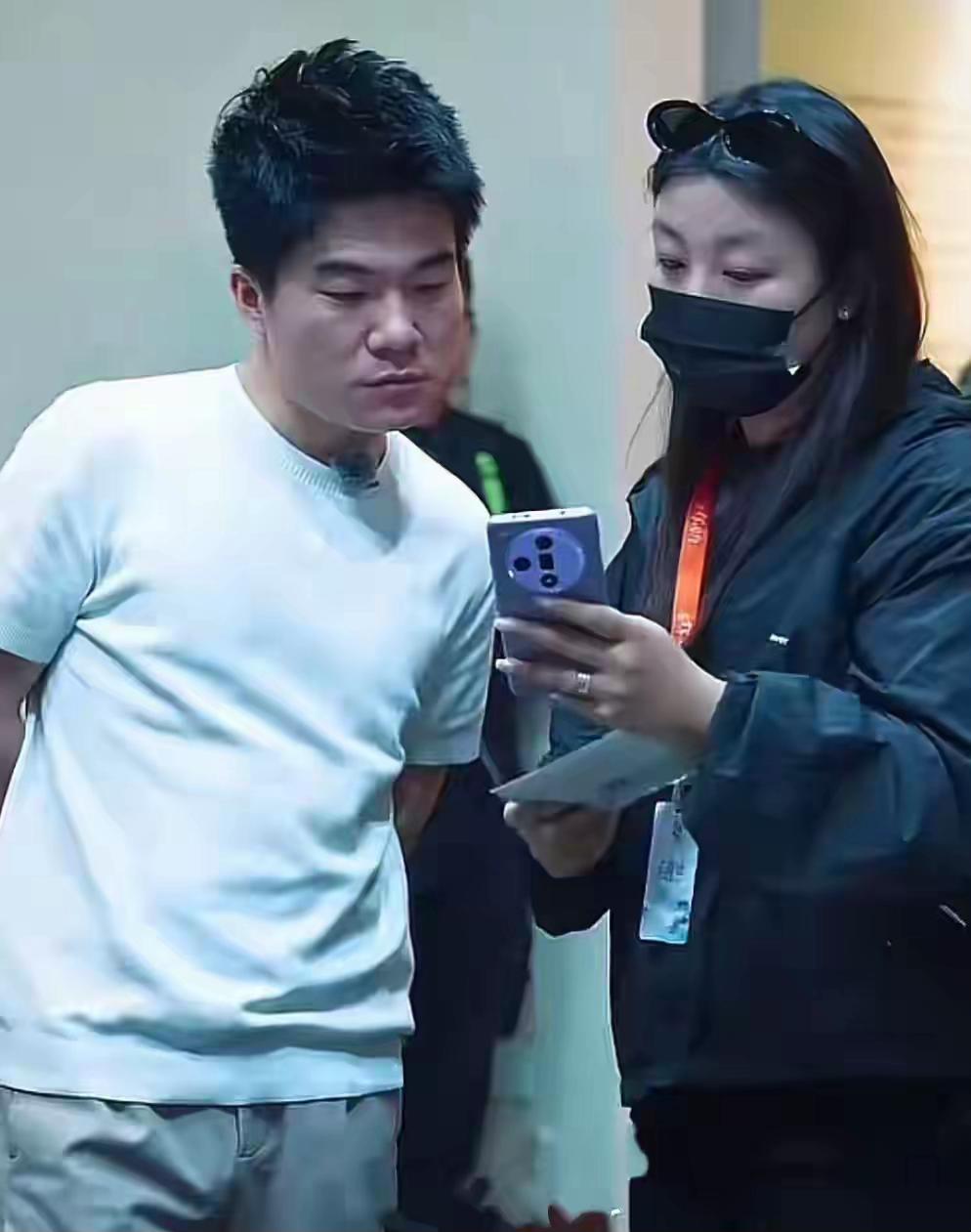 董宇辉说，盼盼和成琳不能参与评品！理由？董宇辉说，俩人吃啥都说好吃，选品评品