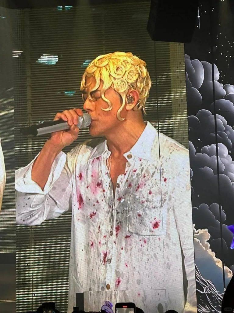 今晚方媛可能玩失眠了因为她在坐月子期间，郭富城却在外面大摇大摆地表演。说实