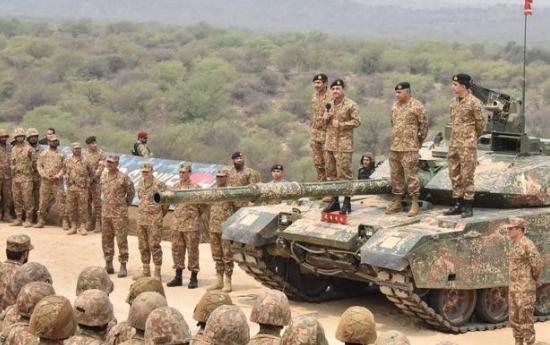 印度和巴基斯坦的冲突可能是一个阴谋。巴基斯坦81%的装备来自中国，美俄两国支持印