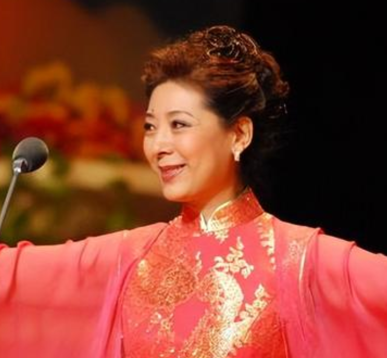 那天晚上，经历了丈夫无数次殴打后，著名歌唱家关牧村再也忍无可忍，看着躲在墙角发抖