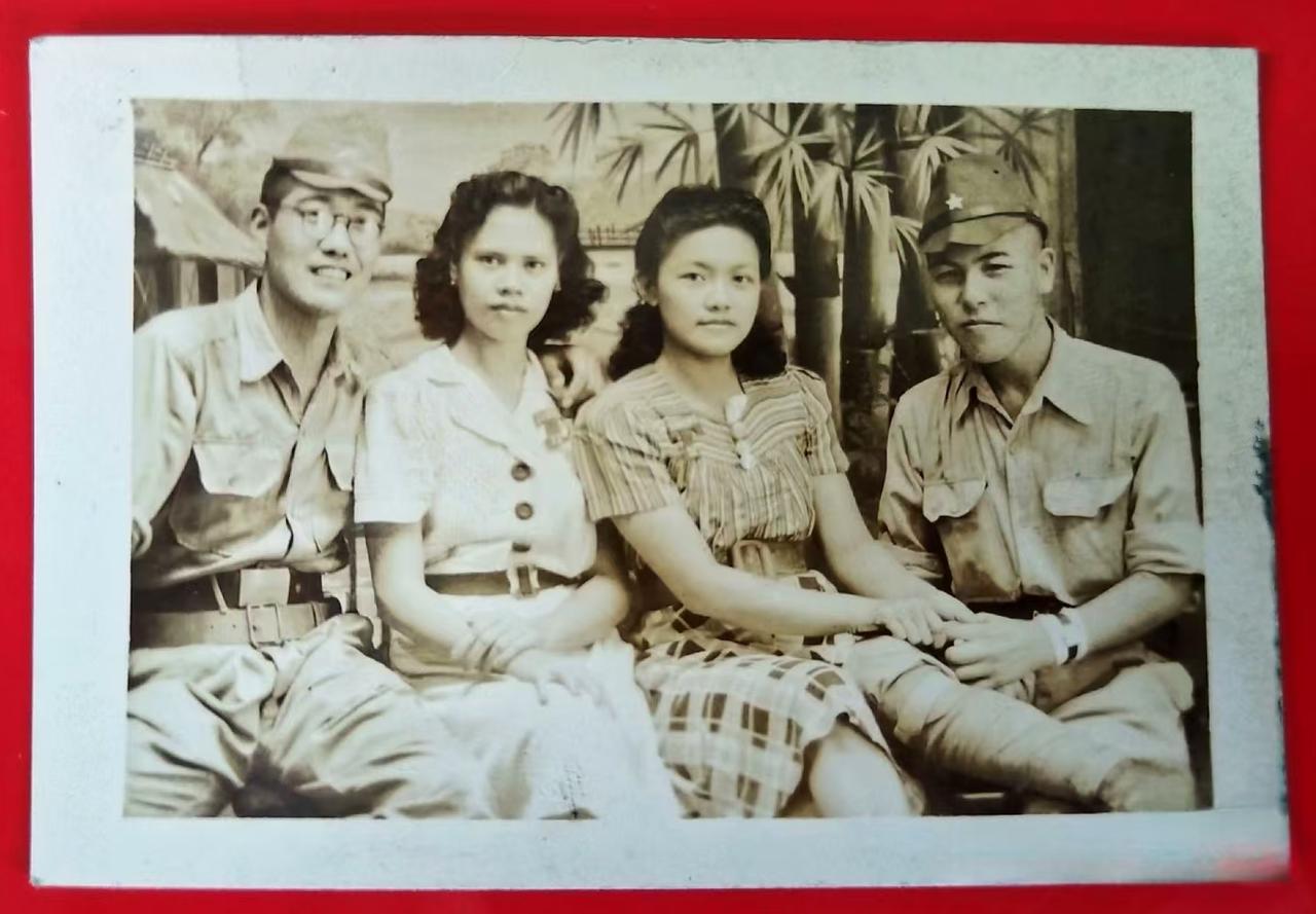 1937年，两名日军士兵对两位中国女子进行动手动脚，摄影师拍下了照片为证。左边的