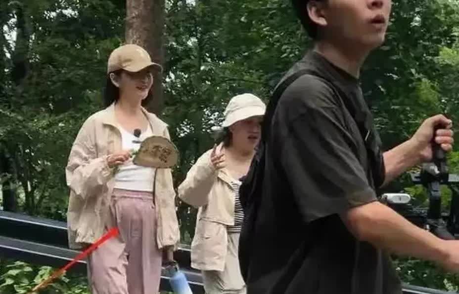 44岁谢娜长沙爬山全程无滤镜，真实状态赢得网友集体共鸣