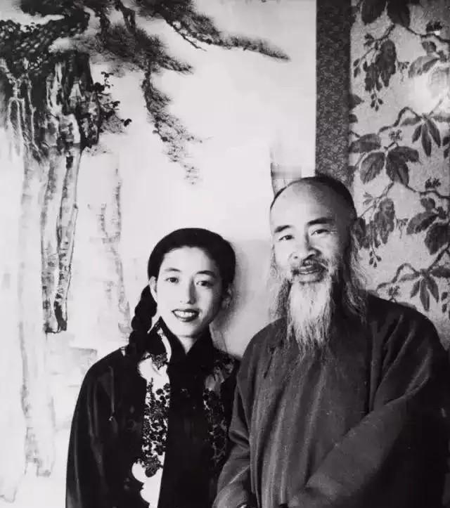 1947年，48岁张大千，向女儿闺蜜徐雯波求婚。洞房花烛夜，16岁徐雯波羞答答地