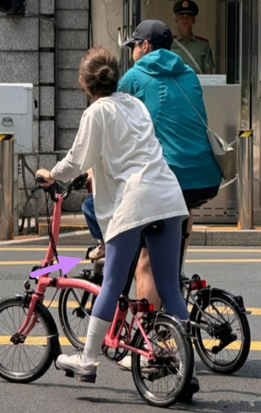 胡歌和老婆带着女儿在上海街头骑行，一家子出行的方式，真的环保又接地气呀！[赞]