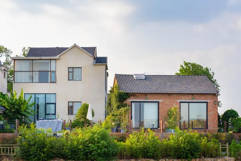 要是有500万存款，那确实有底气说不上班了，但这也得看具体情况。要是自己有房