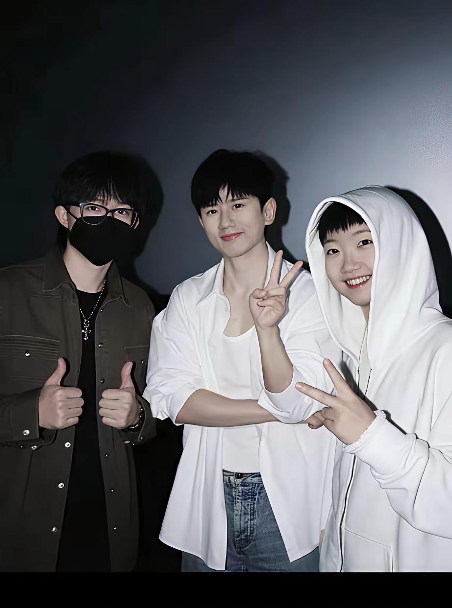 他们仨的合影还是让人吃惊了？感觉是风马牛不相及的，但又是那么的和谐，虽然一