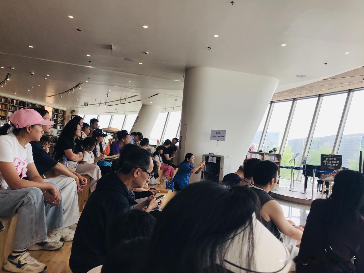 此事一经知名学校的老师曝光，现场一片哗然！今天在全球最大的书城———湾区之眼，听