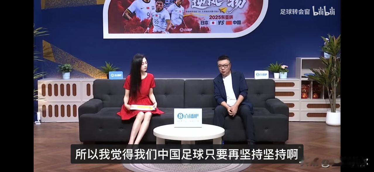 董路这家伙太懂不同场合的说话门道。做客电视访谈镜头前，话术积极乐观，称中国足球坚