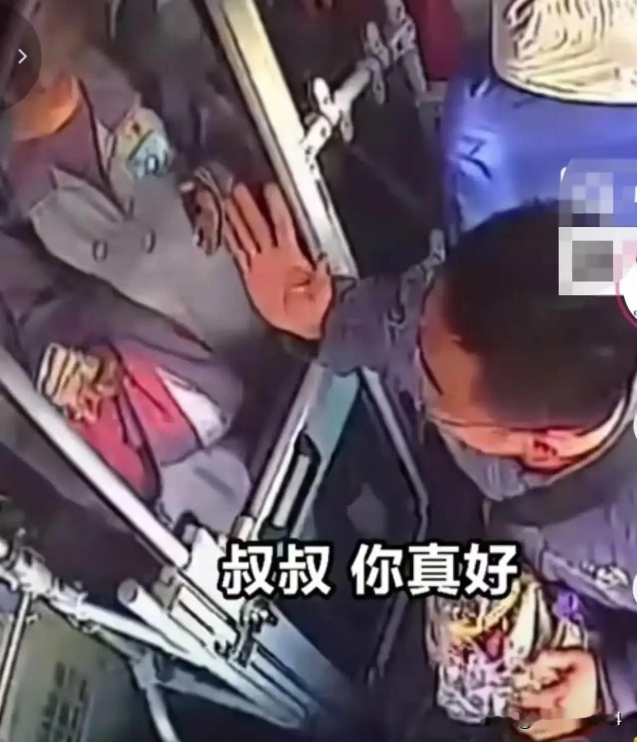 青岛女孩公交报喜，司机叔叔暖心回应：这趟车，装满了人间温柔！山东青岛的一辆