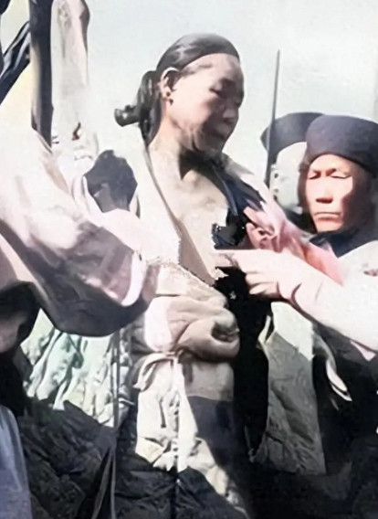 1904年，菜市口，清末举人王维勤被凌迟处决，一名法国人拍下了这张罕见老照片。王