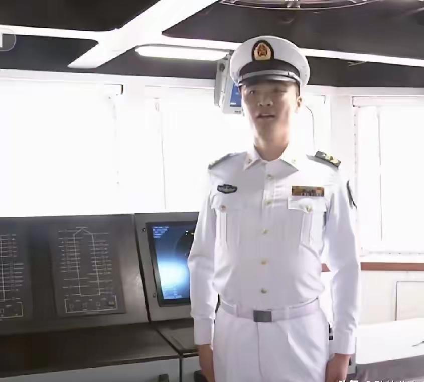 28岁掌舵中国最强航母'眼睛'的小伙，两次检阅时都发生过同一件怪事...不