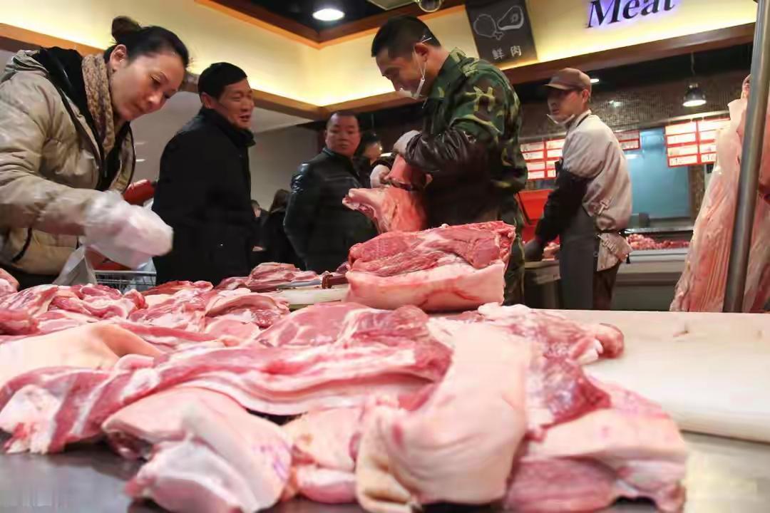 今天早晨遇到一件不开心的事，孩子要吃红烧肉，我在一个肉摊问了价格，9元一斤！我说