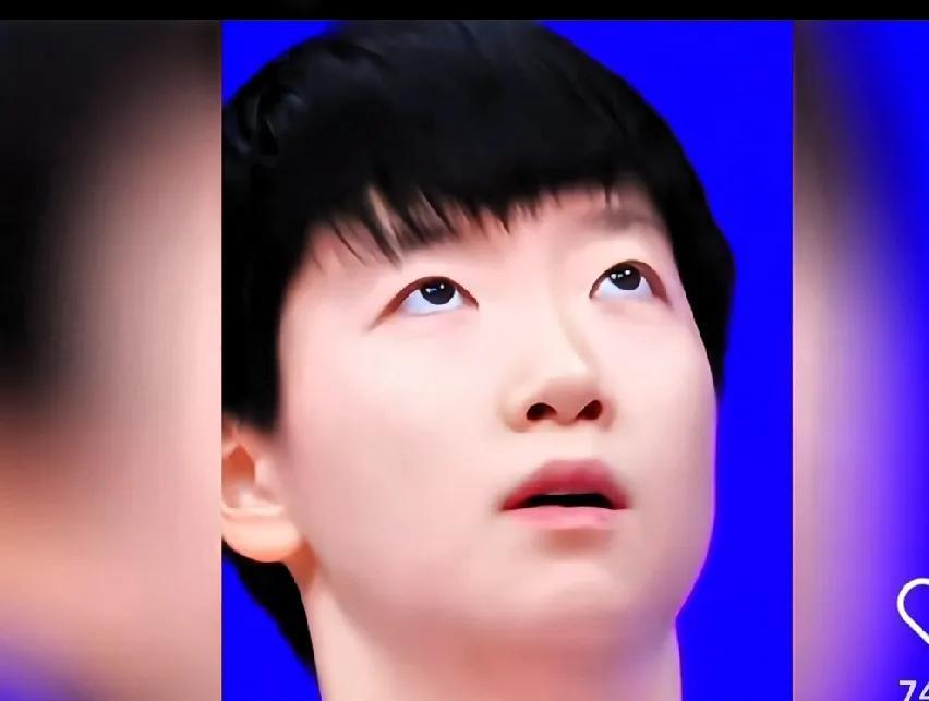 你们知道吗？莎莎为什么领完奖后，头总是向上看，我知道原因了，原来莎莎为了