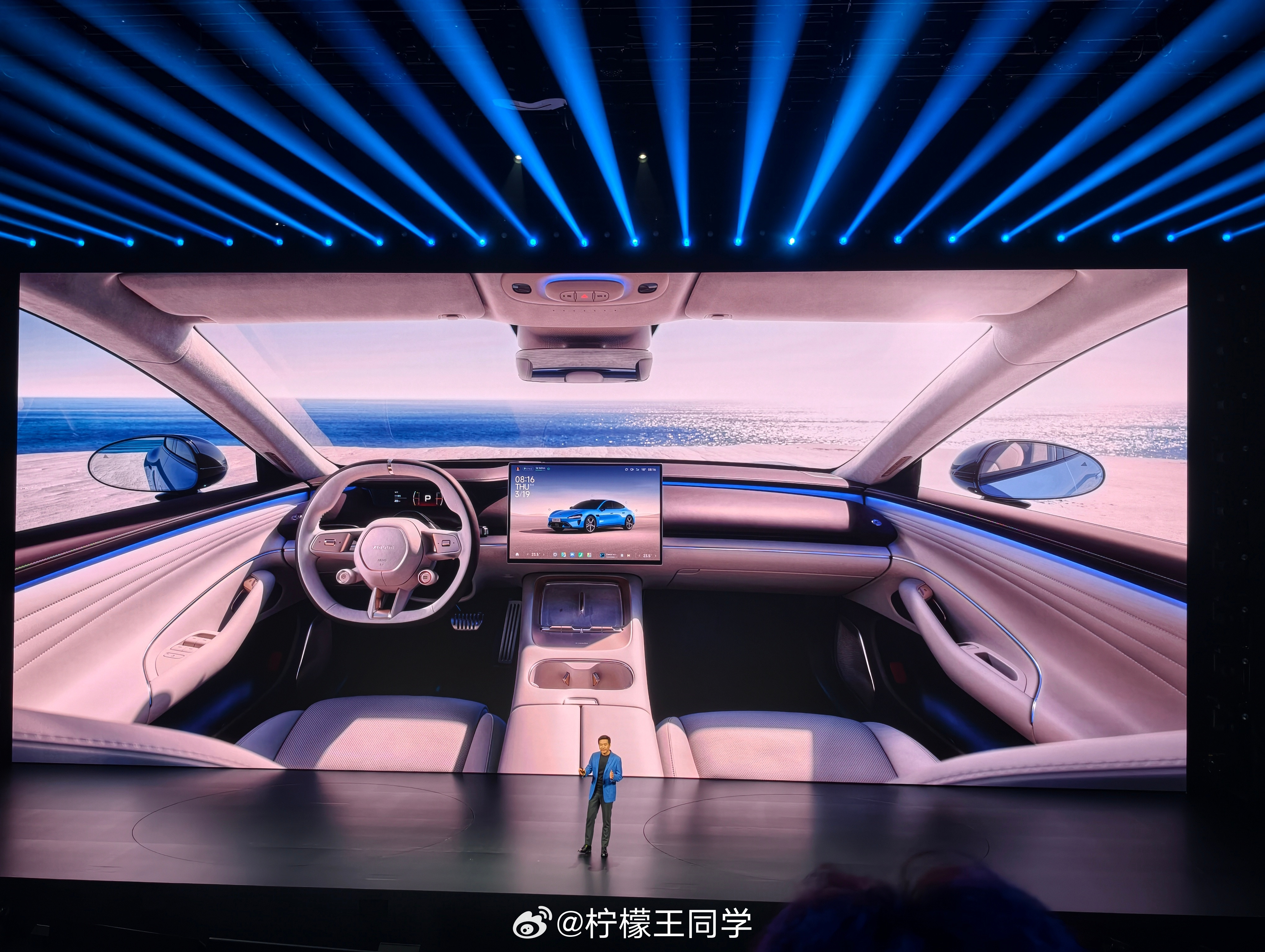 小米新SU7这次的外观没有多少变化，但是内饰完全重新设计座椅采用了更舒适取向的