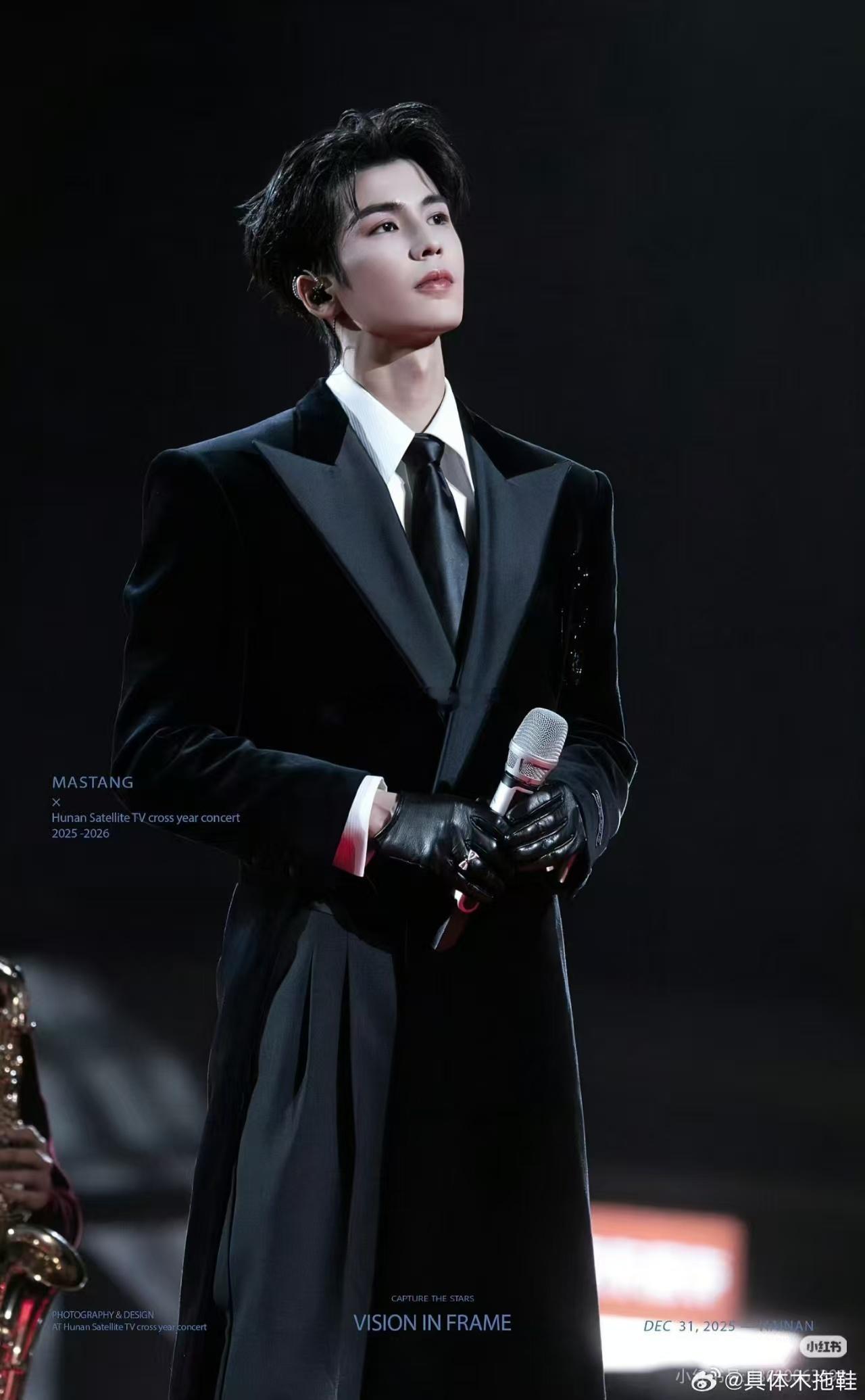 张凌赫耳夹皮衣造型宽肩窄腰，耳夹皮衣，张凌赫你要帅死我啊