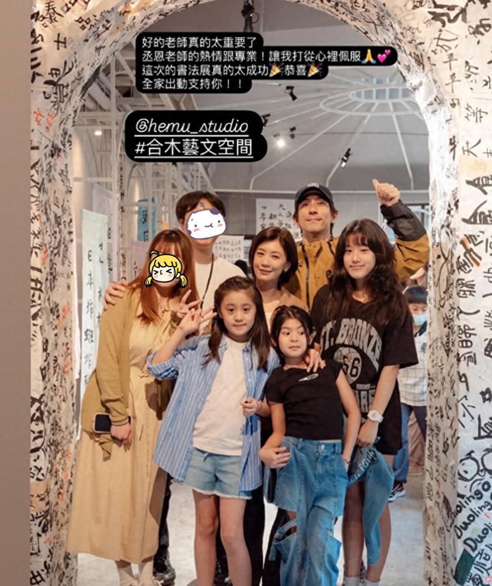 贾静雯一家五口看展温馨亮相，咘咘黑眼圈引关注但依旧惹人爱近日，演员贾静雯在最新