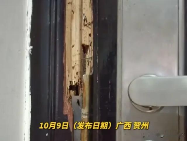 广西，一家三口去酒店里开房，睡到半夜一个陌生男人来敲门，眼看房门打不开就强行撬开