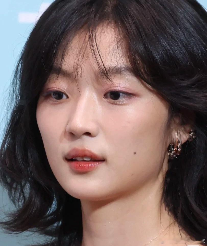 路人眼里，这生图算不算美女？​​​