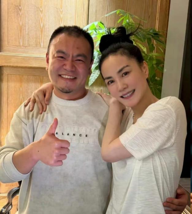 5月13日，网上曝光了一张王菲和录音师的合照，王菲的手搭在录音师肩膀上，录音师一