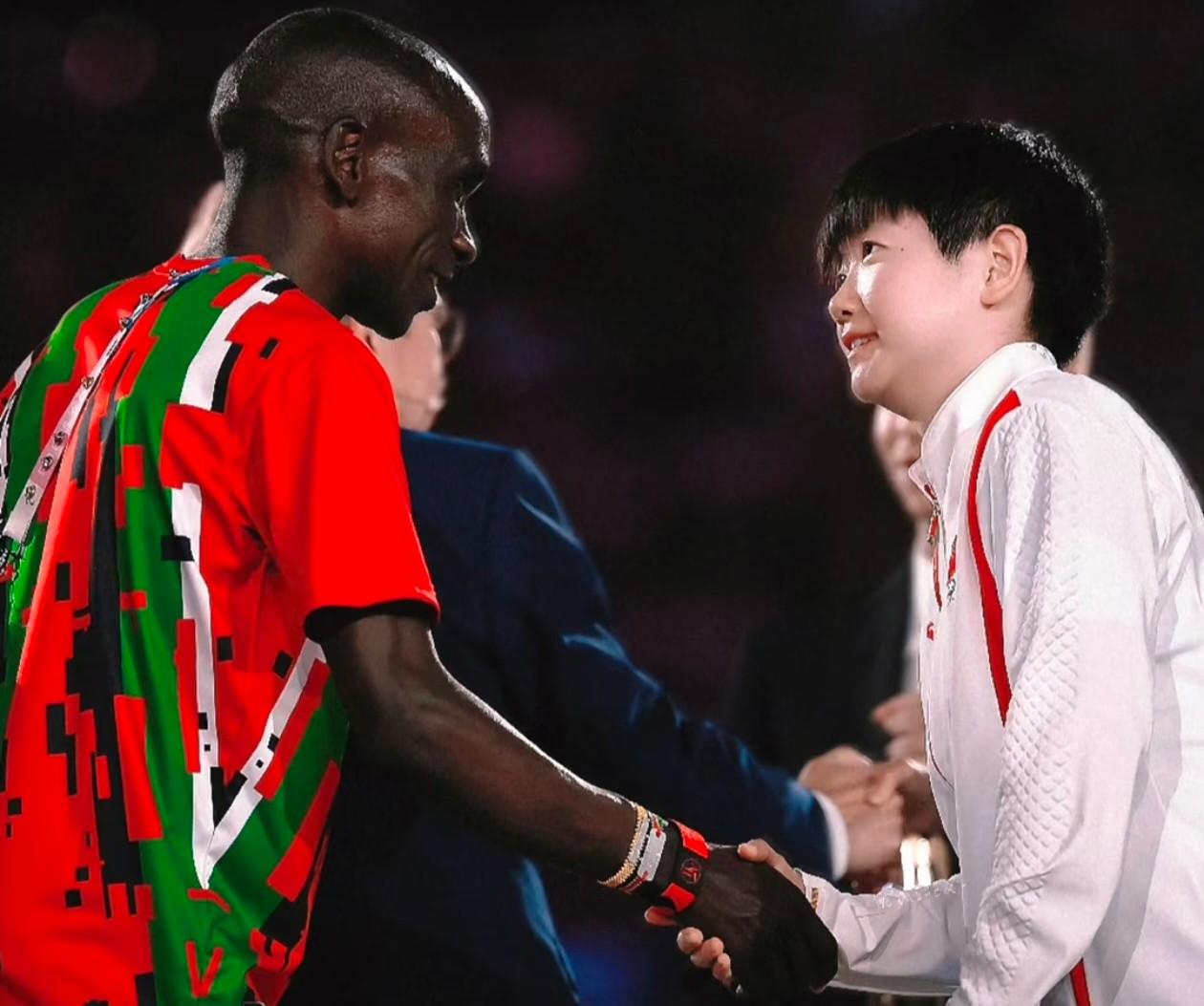 有网友好奇孙颖莎跟外协交流说啥语言这还用问，孙颖莎跟他们交流，肯定是用英