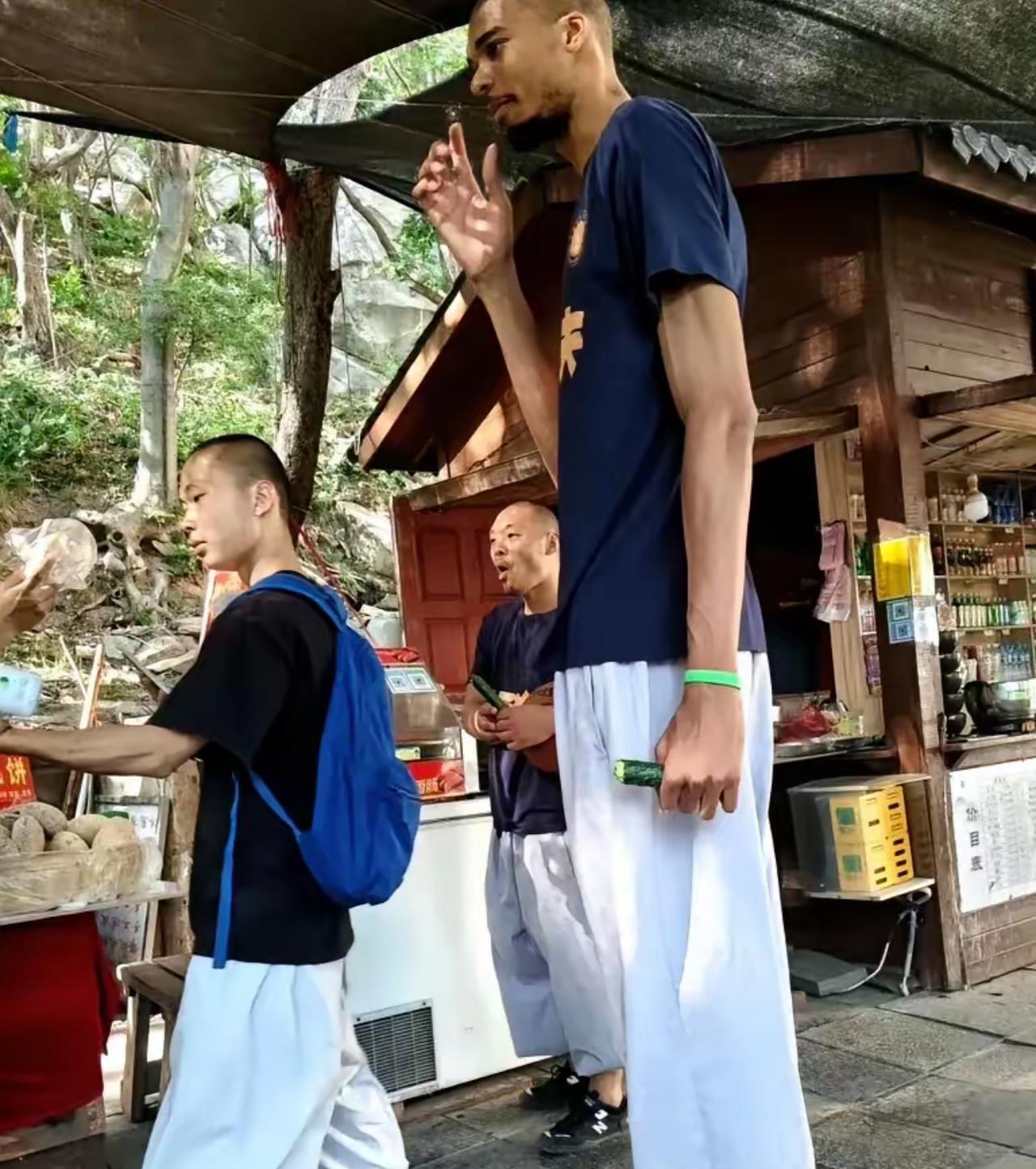 文班和尚真的很随性，从少林寺的菜地里，摘了一根黄瓜，就大嚼起来。在早年间，NB