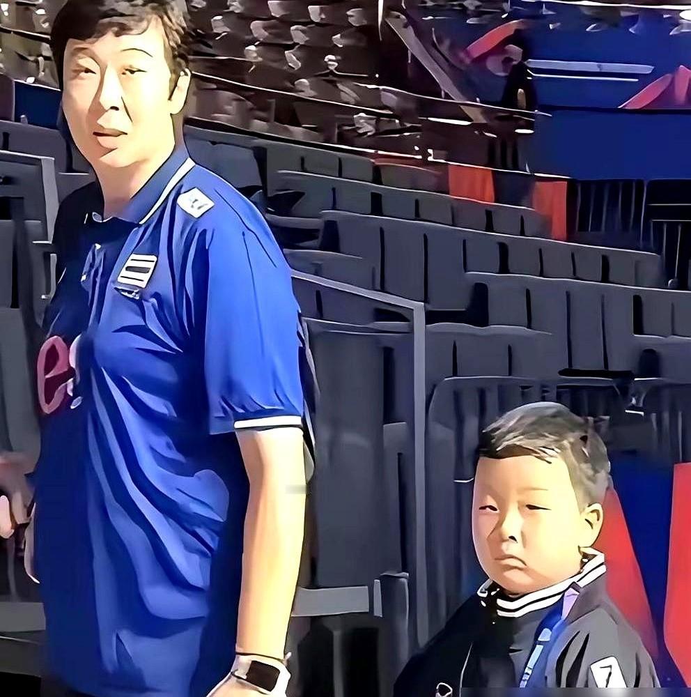 奥运冠军冯坤，穿着泰国队服带儿子亮相天津赛场。她和泰国教练加提蓬结婚后定居曼