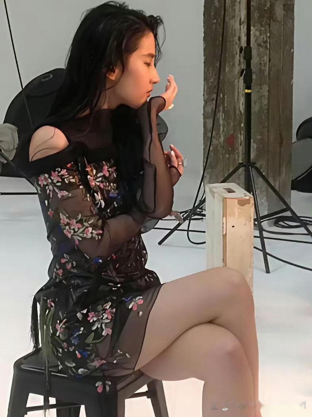 看刘亦菲小肚子，释怀了