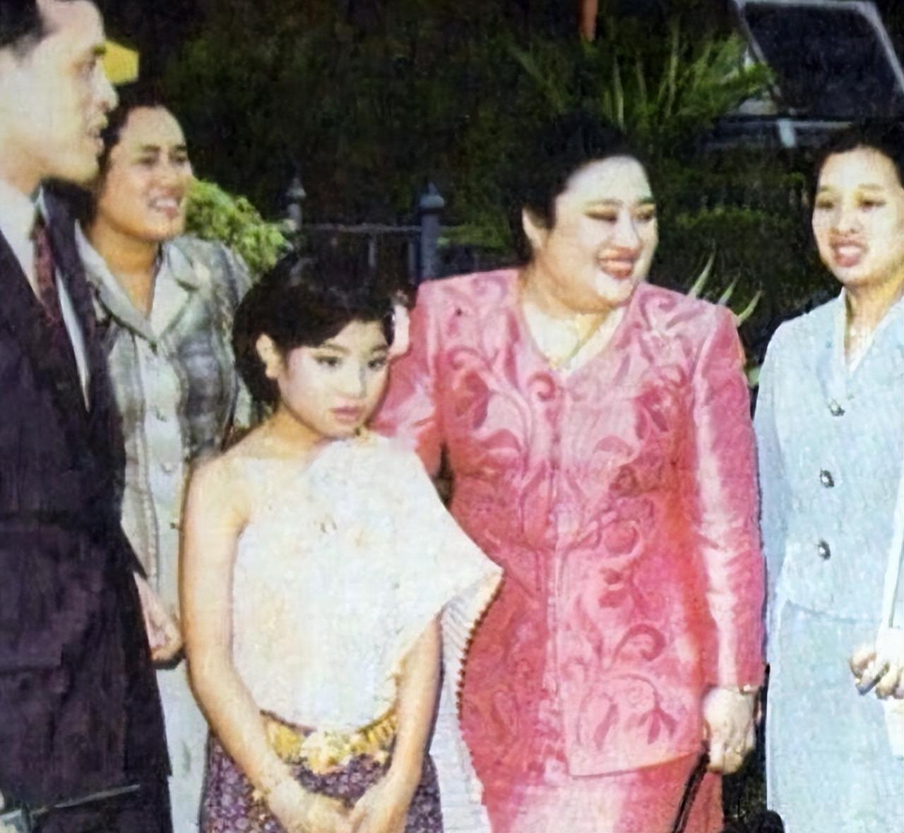 小公主的母亲对颂妃来说就是小三上位，颂妃和小公主同框时一脸的心平气和。大概是因为