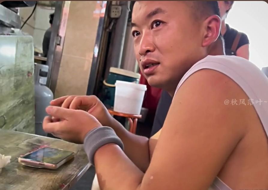 尧子炒粉老板好像没有意识到问题的严重性，这是这几天突然爆火的小吃店老板。一次他答