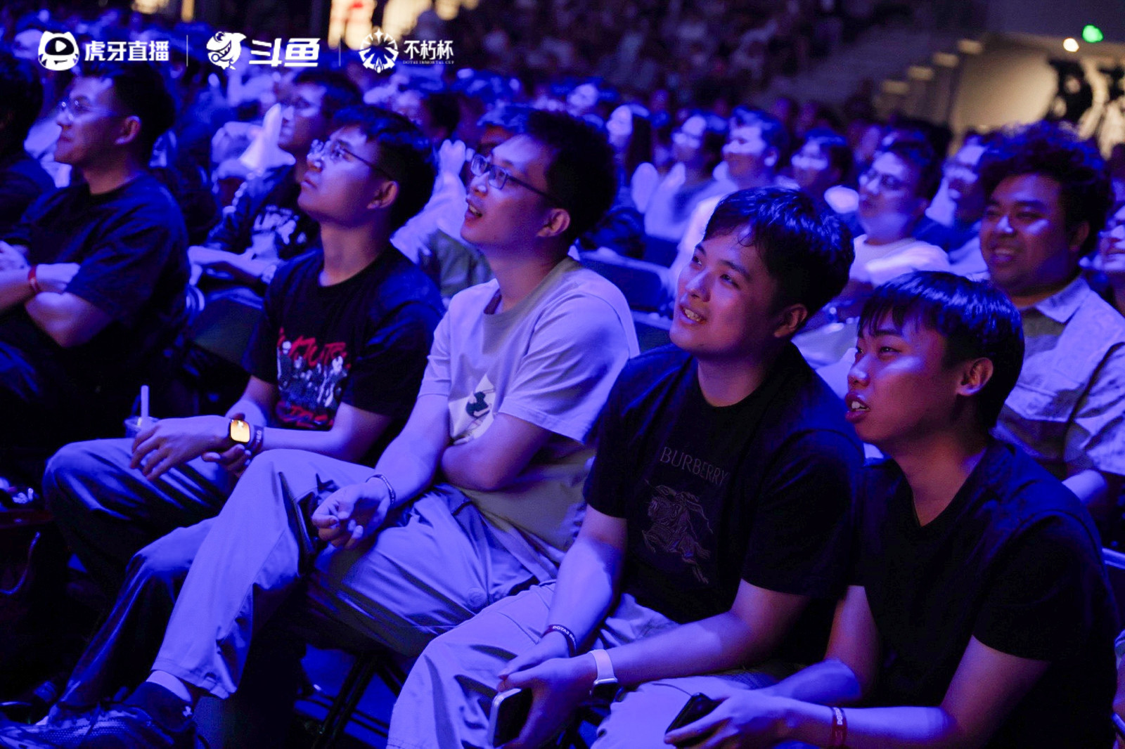 DOTA2不朽杯s2这线下赛氛围真不错，最终败者组决赛奶龙影业对阵超鸡英熊战B