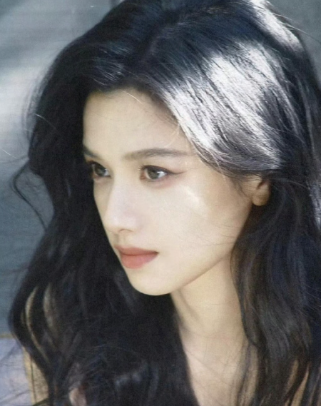 被张婧仪的眼睛狠狠拿捏啦，亮亮的仿佛会说话，眉眼间满是风情。这不就是港风美女本美