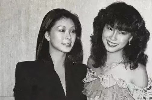 四十年时间，同样两个人，两个女神已经老去，伤了多少少年的心！