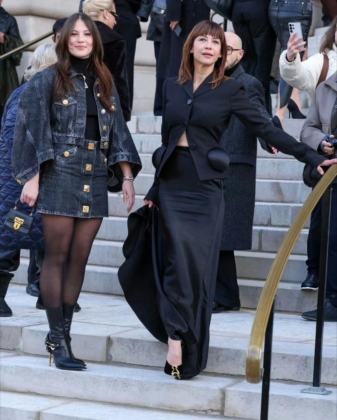 苏菲玛索带女儿亮相时装周看秀，星二代就没几个颜值能够媲美父母的​